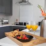 Lejlighed 1-bed - 5-min Walk To Station - Long