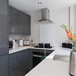 1-bed - 5-min Walk To Station - Long Appartement *