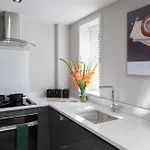 1-bed - 5-min Walk To Station - Long Appartement *